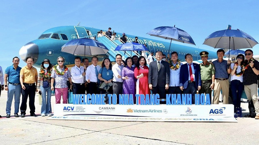 vietnam-airlines-khai-truong-duong-bay-moi-nha-trang-singapore-va-noi-lai-duong-bay-ha-noi-busan-han-quoc-dulichgiaitri-du-lich-1654677597.jpg