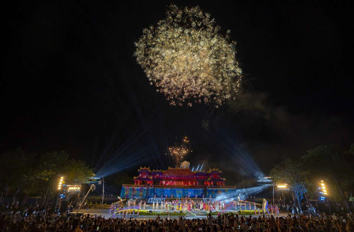 an-tuong-dem-khai-mac-festival-hue-20221-dulichgiaitri-du-lich-1656233886.png