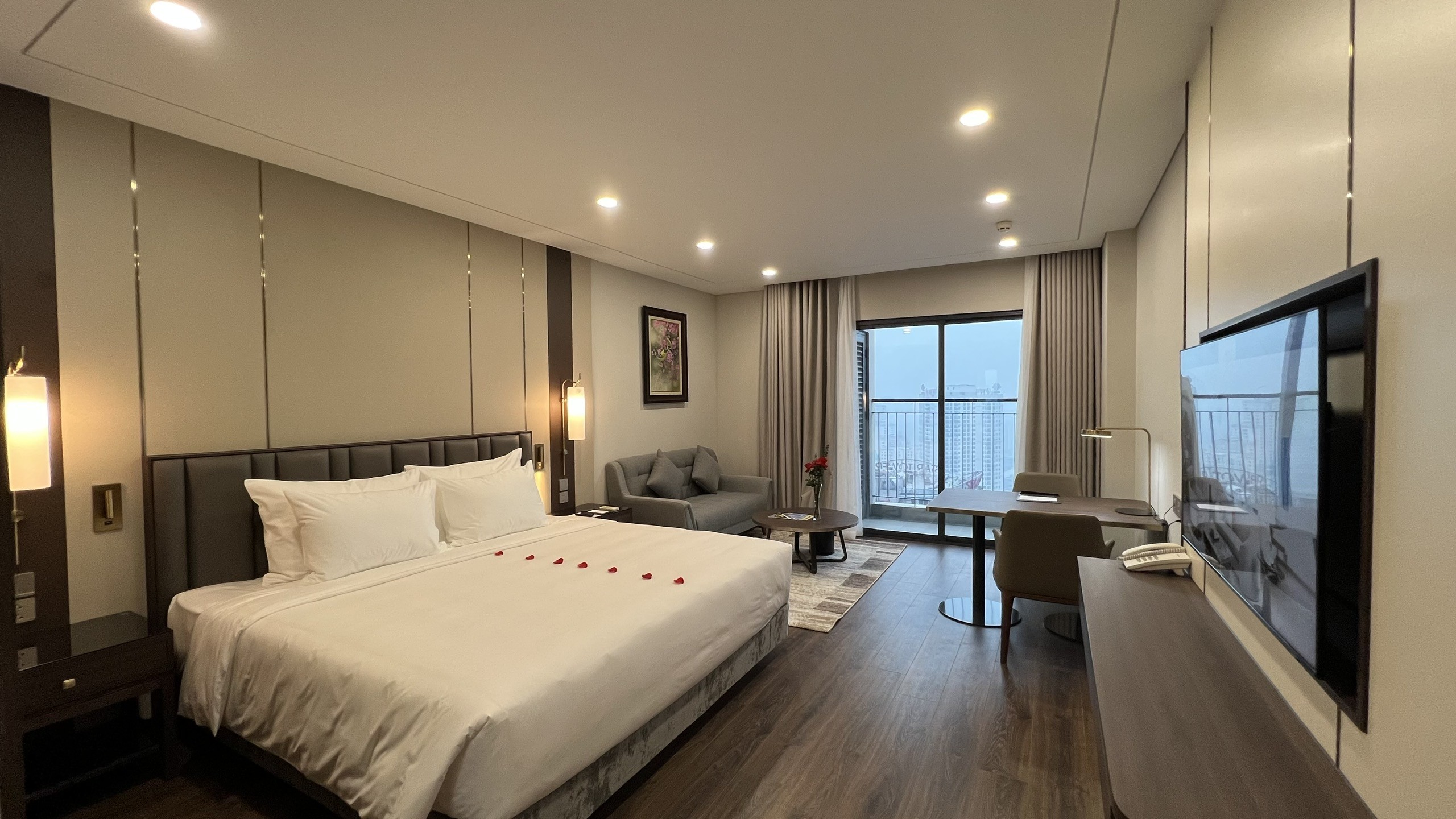 grand-k-hotel-suites-hanoi-khach-san-co-be-boi-bon-mua-cao-nhat-ha-noi-dulichgiaitrivn-bao-du-lich-9-1672317222.jpg