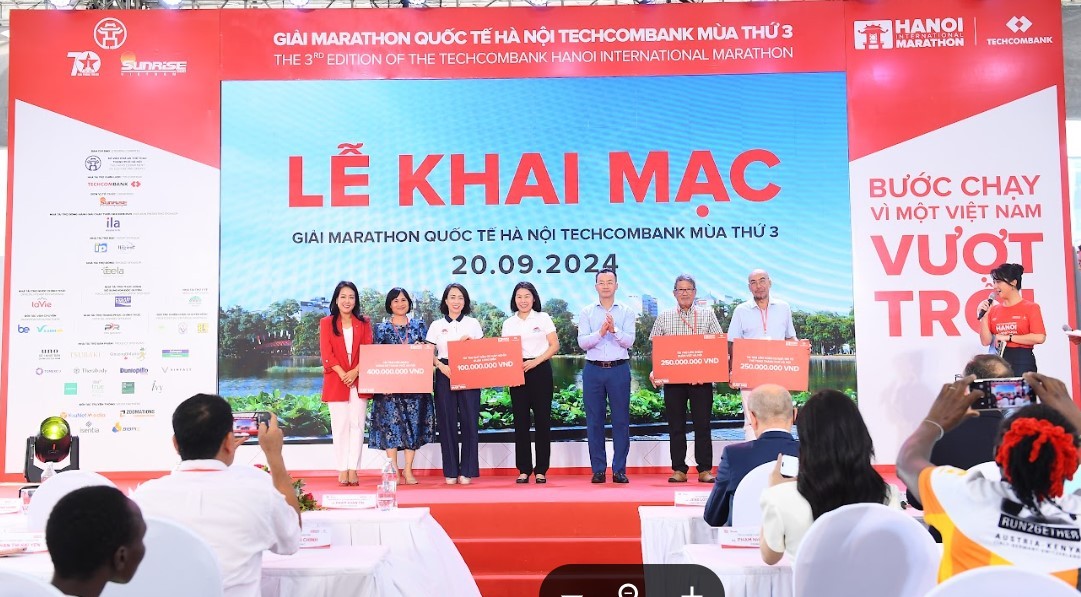 giai-marathon-quoc-te-ha-noi-techcombank-mua-thu-3-buoc-chay-vi-mot-viet-nam-vuot-troi-dulichvn-5-1726889227.jfif