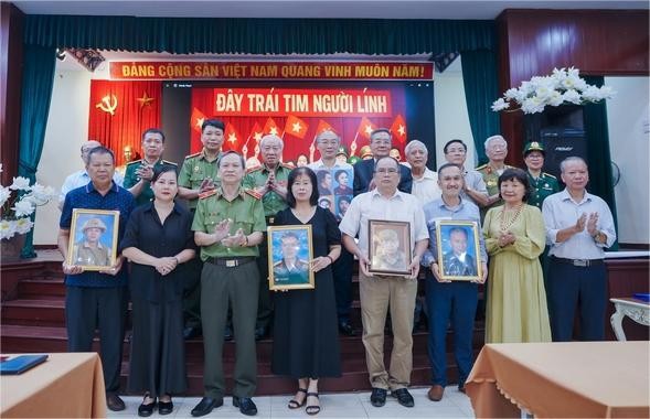 trao-tang-di-anh-phuc-dung-mau-4-nu-anh-hung-liet-si-cong-an-nhan-dan-1-dulichvnnetvn-1754609007.jpg