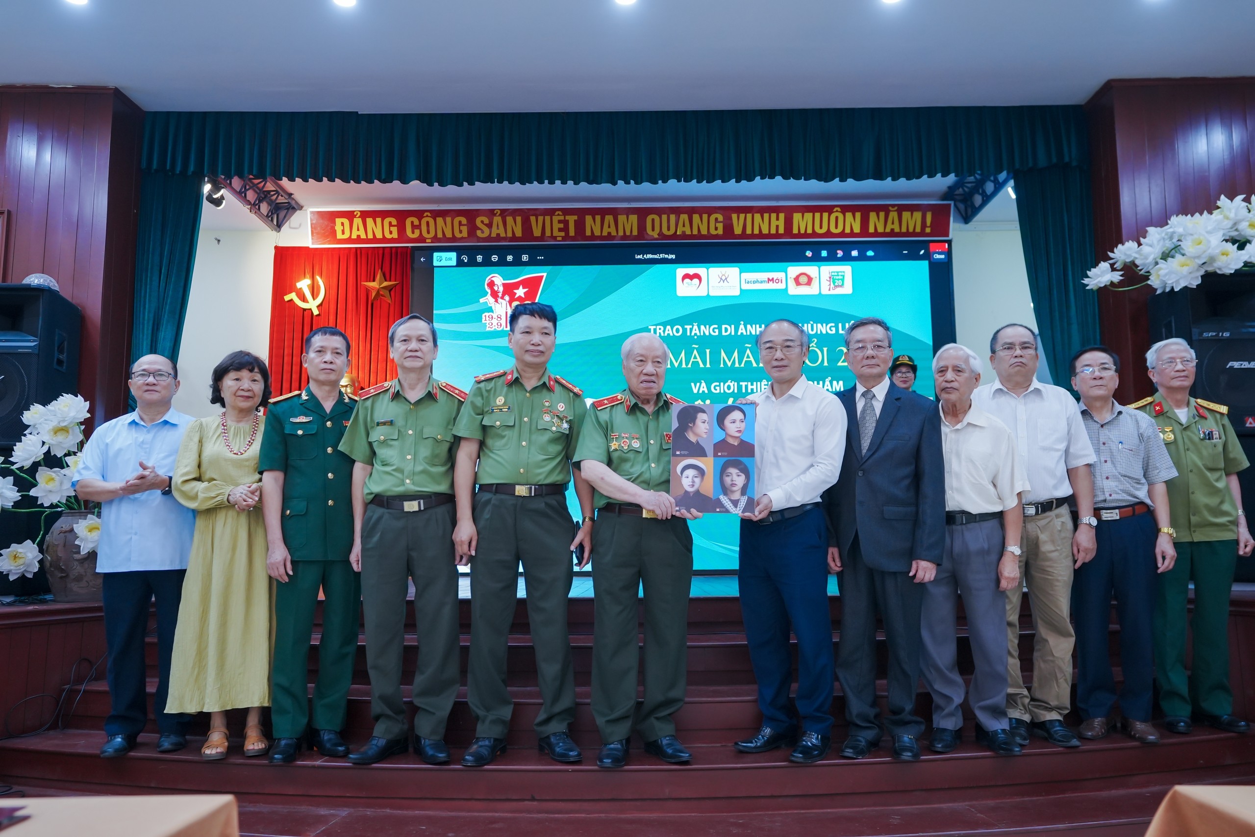 trao-tang-di-anh-phuc-dung-mau-4-nu-anh-hung-liet-si-cong-an-nhan-dan-du-lich-giai-tri-1754608879.jpg