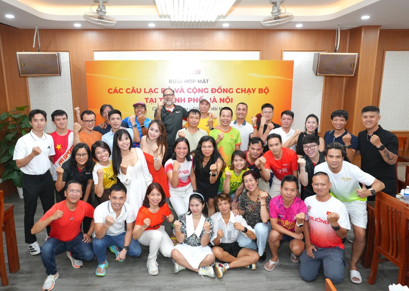 kham-pha-ha-noi-qua-tung-buoc-chay-giai-marathon-quoc-te-ha-noi-techcombank-2025-dulichgiaitri-2-1754793157.jpg