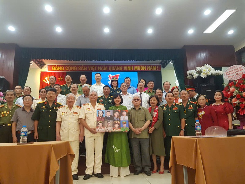 trao-tang-di-anh-liet-si-va-ra-mat-hoi-ky-chien-truong-va-que-huong-nhip-cau-ky-uc-voi-the-he-hom-nay-dulichgiaitri-1757176389.jpg