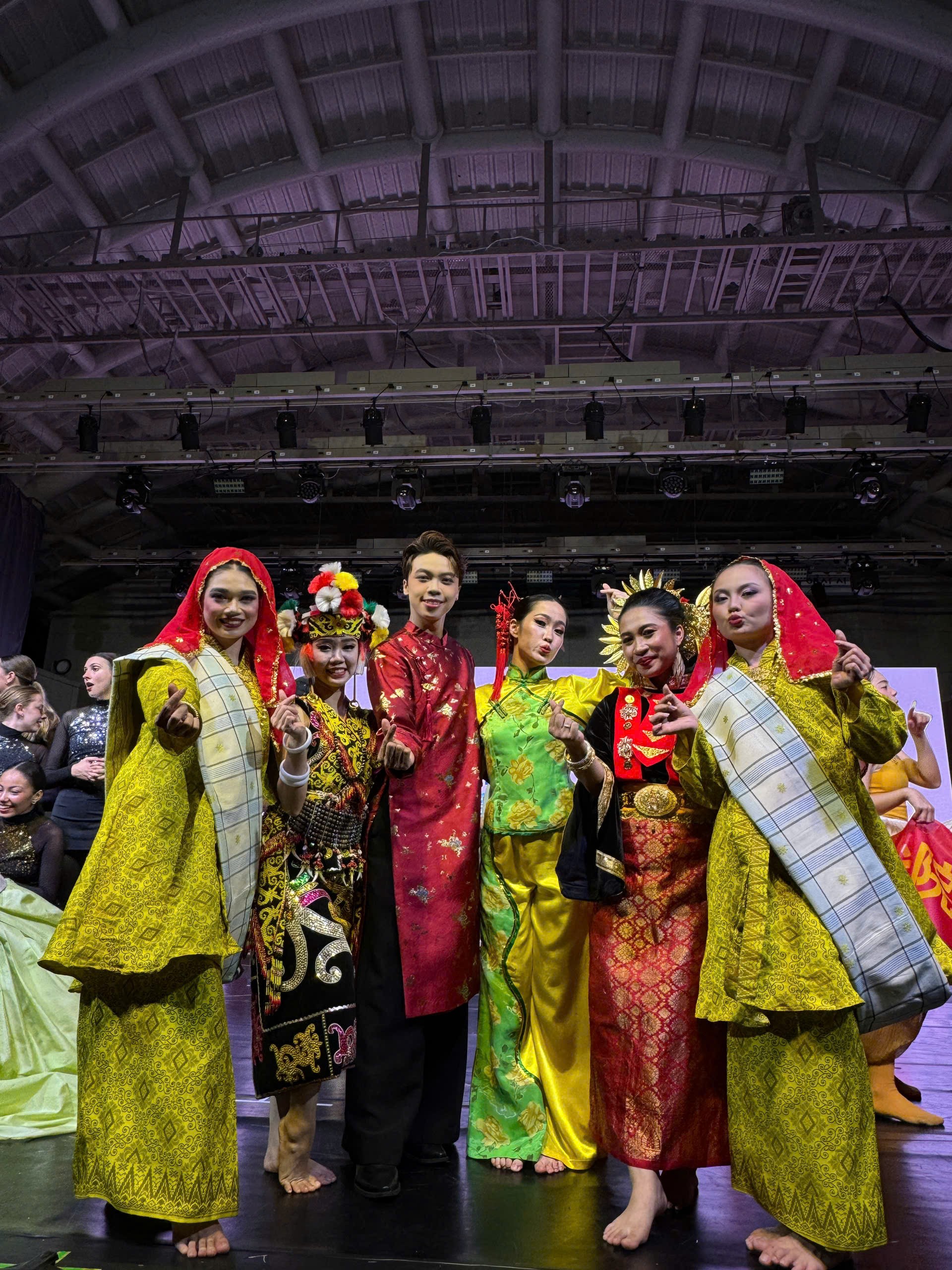 ca-si-luu-quoc-vuong-toa-sang-tai-asan-world-ethnic-dance-festival-dulichgiaitri-3-1757874755.jpg