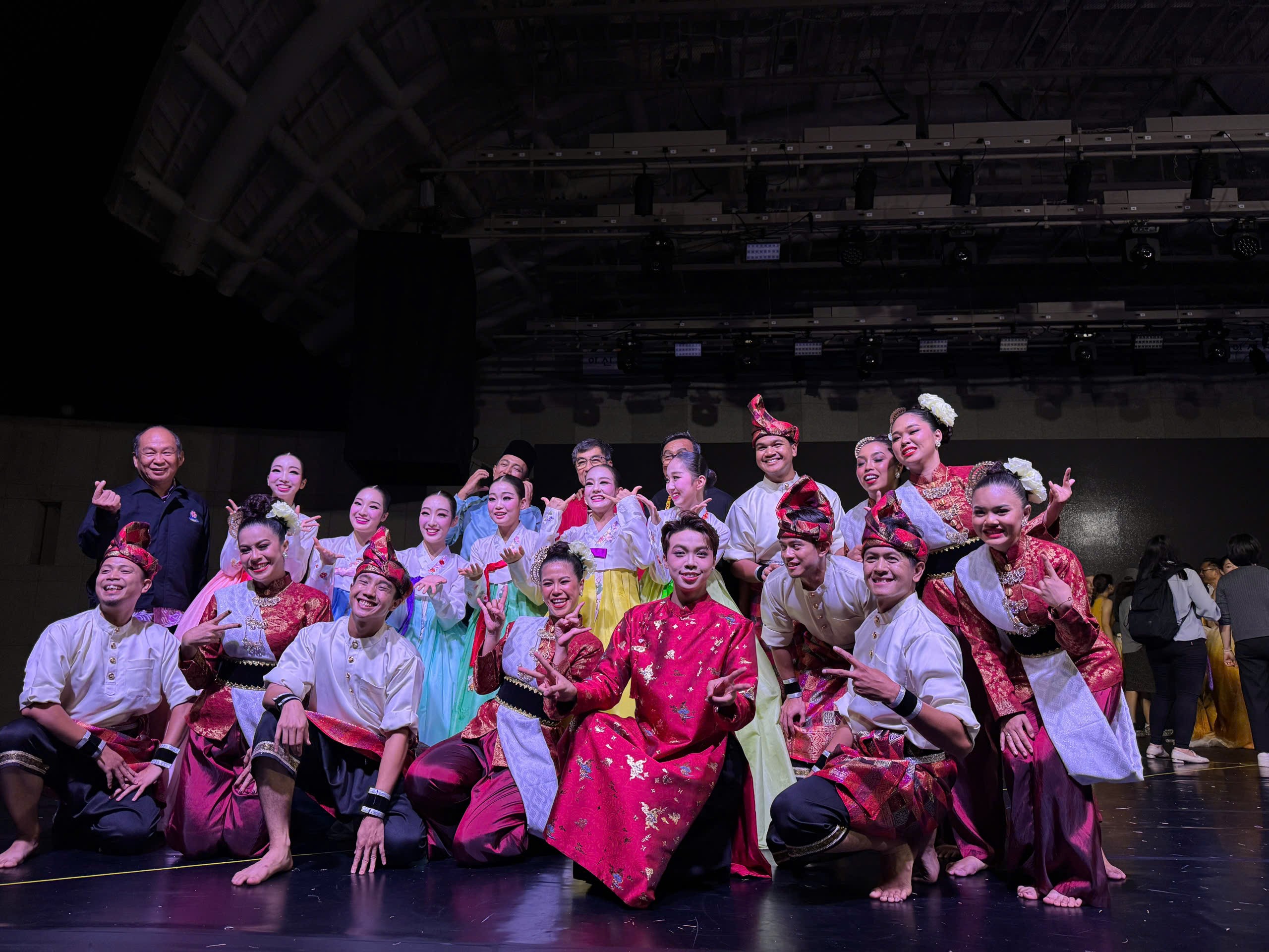 ca-si-luu-quoc-vuong-toa-sang-tai-asan-world-ethnic-dance-festival-dulichgiaitri-5-1757874755.jpg