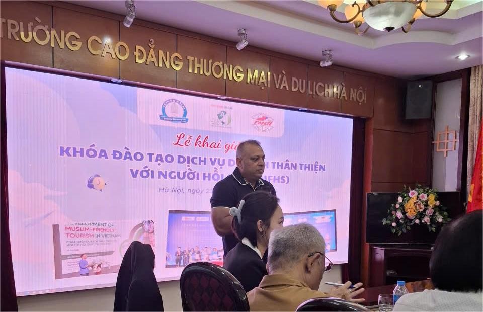 khai-giang-khoa-hoc-dich-vu-du-lich-than-thien-voi-nguoi-hoi-giao-tai-ha-noi-dulichgiaitri-1-1758692107.jpg