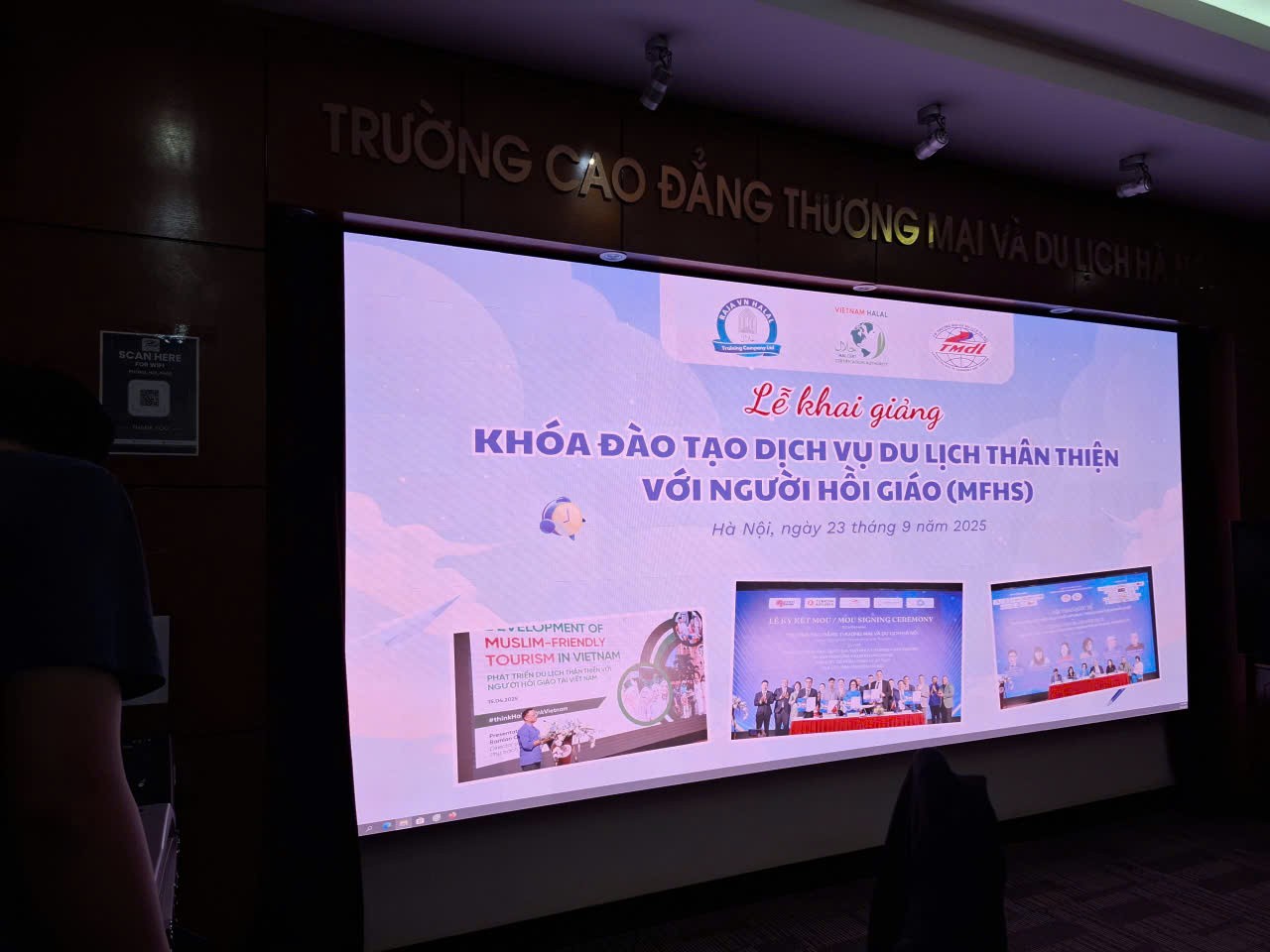 khai-giang-khoa-hoc-dich-vu-du-lich-than-thien-voi-nguoi-hoi-giao-tai-ha-noi-dulichgiaitri-3-1758691910.jpg