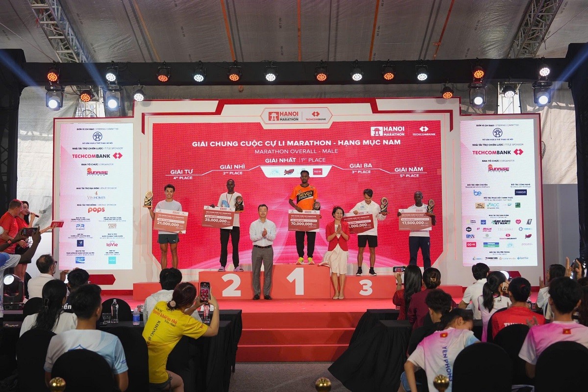 su-xuat-hien-cua-doan-tau-khong-so-doan-tau-sub3-lon-nhat-trong-lich-su-cac-giai-marathon-tai-viet-nam-1-dulichgiaitri-1759812898.jpg