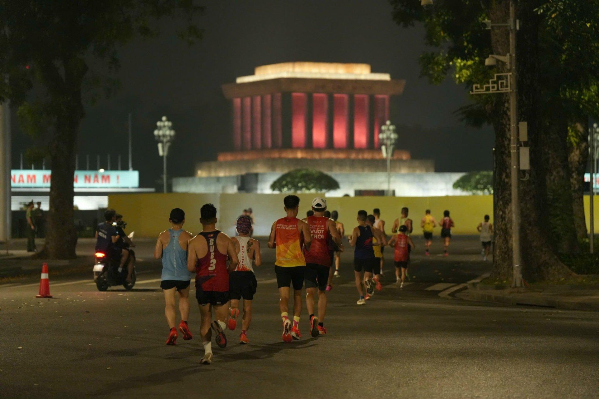 su-xuat-hien-cua-doan-tau-khong-so-doan-tau-sub3-lon-nhat-trong-lich-su-cac-giai-marathon-tai-viet-nam-3-dulichgiaitri-1759812750.jpg