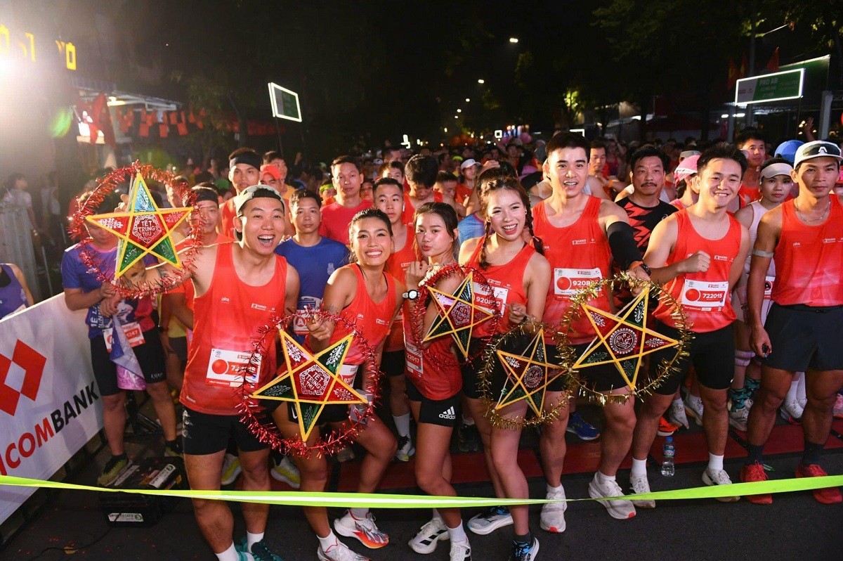 su-xuat-hien-cua-doan-tau-khong-so-doan-tau-sub3-lon-nhat-trong-lich-su-cac-giai-marathon-tai-viet-nam-5-dulichgiaitri-1759812903.jpg