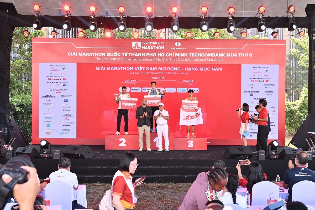 giai-marathon-quoc-te-tphcm-techcombank-mua-8-thu-hut-hon-23000-van-dong-vien-tu-81-quoc-gia-xac-lap-ky-luc-moi-va-tiep-tuc-nang-tam-tphcm-nhu-diem-den-du-lich-the-thao-nang-dong-dulichgiaitri-4-1765189578.jpg