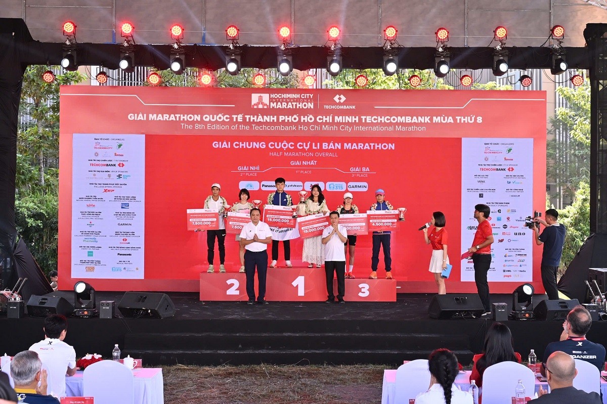 giai-marathon-quoc-te-tphcm-techcombank-mua-8-thu-hut-hon-23000-van-dong-vien-tu-81-quoc-gia-xac-lap-ky-luc-moi-va-tiep-tuc-nang-tam-tphcm-nhu-diem-den-du-lich-the-thao-nang-dong-dulichgiaitri-5-1765189143.jpg