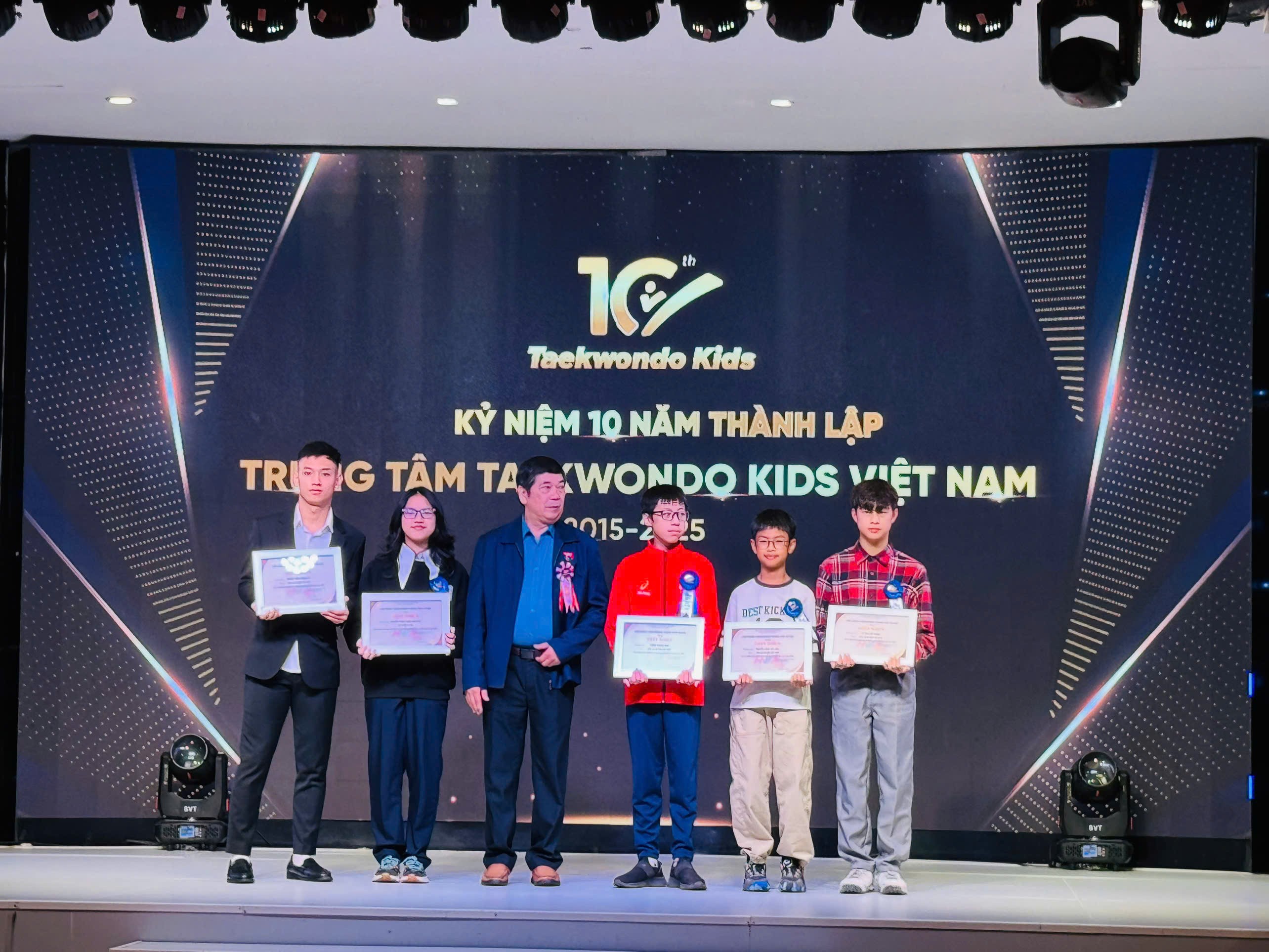 taekwondo-kids-viet-nam-10-nam-be-phong-dao-tao-nha-vo-dich-tre-dulichgiaitri-1-1768791618.jpg