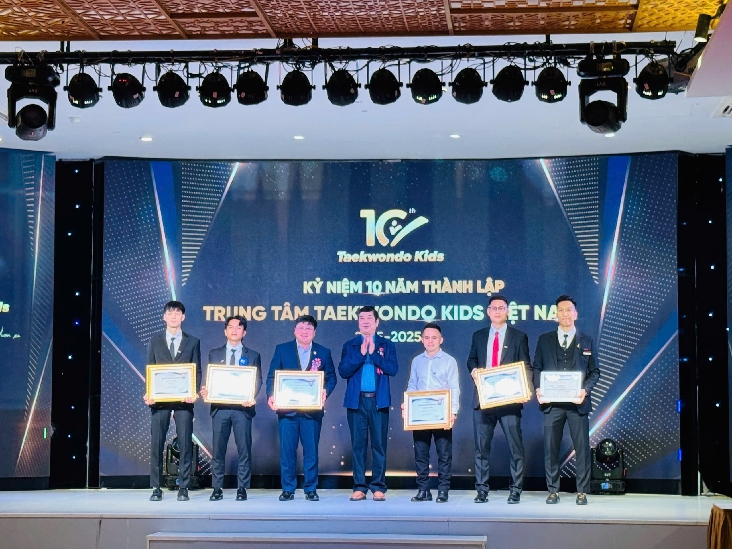 taekwondo-kids-viet-nam-10-nam-be-phong-dao-tao-nha-vo-dich-tre-dulichgiaitri-3-1768791618.jpg