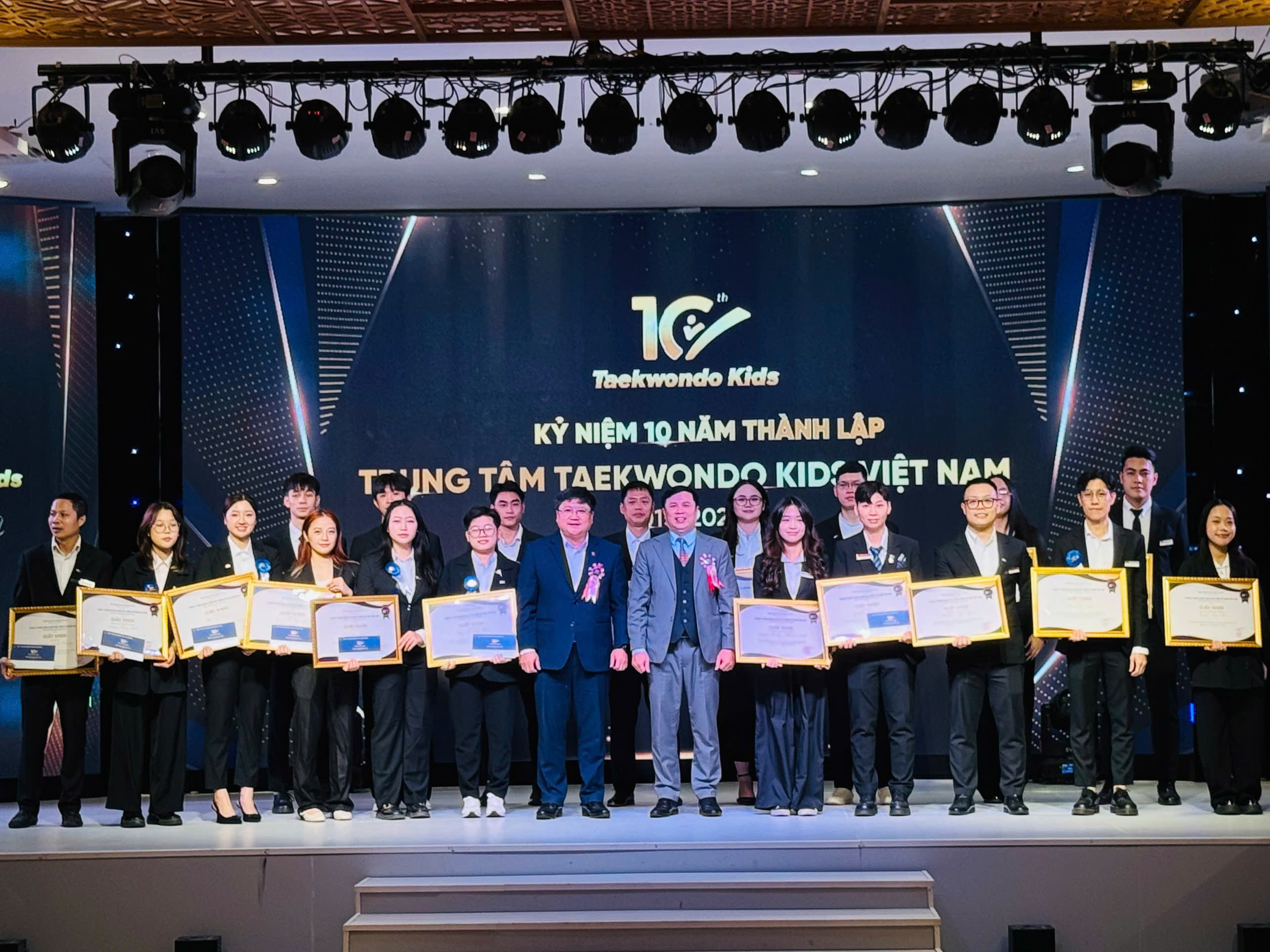 taekwondo-kids-viet-nam-10-nam-be-phong-dao-tao-nha-vo-dich-tre-dulichgiaitri-5-1768791618.jpg