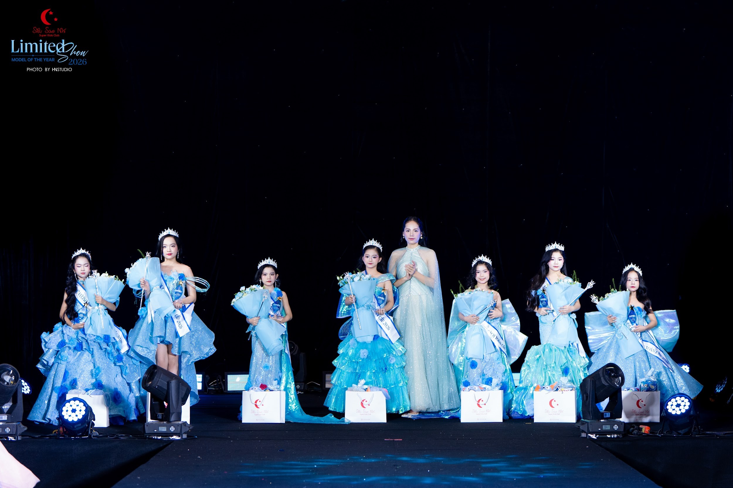 sieu-sao-nhi-limited-show-2026-dem-hoi-nghe-thuat-ruc-ro-giua-long-ha-noi-dulichgiaitrivn-1776785365.jpg
