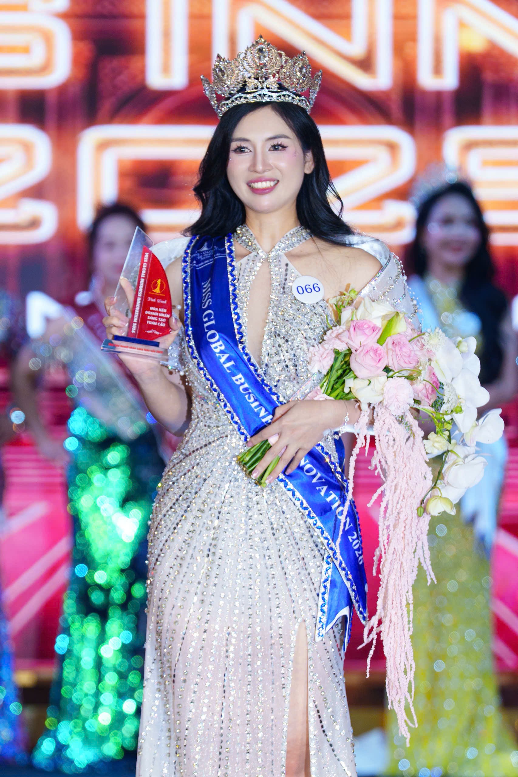tran-thi-thanh-tam-dang-quang-miss-global-business-innovation-2026-dulichgiaitri-2-1777218719.jpg
