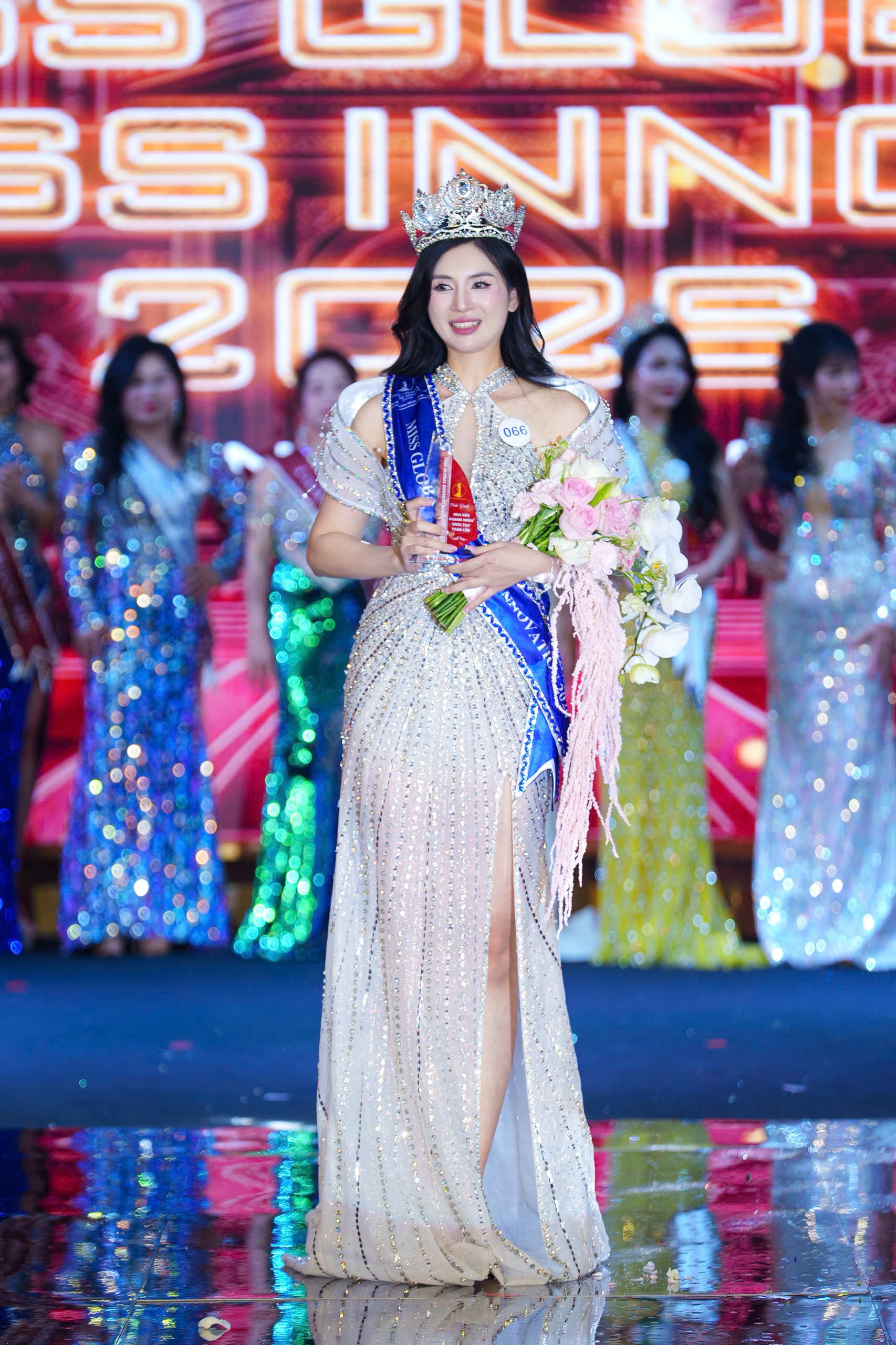tran-thi-thanh-tam-dang-quang-miss-global-business-innovation-2026-dulichgiaitri-3-1777218719.jpg