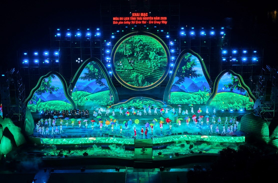 ban-giao-huong-ho-tren-nui-tra-trong-may-dai-tiec-nghe-thuat-mo-man-mua-du-lich-thai-nguyen-2026-1dulichgiaitri-3-1778899882.jpg