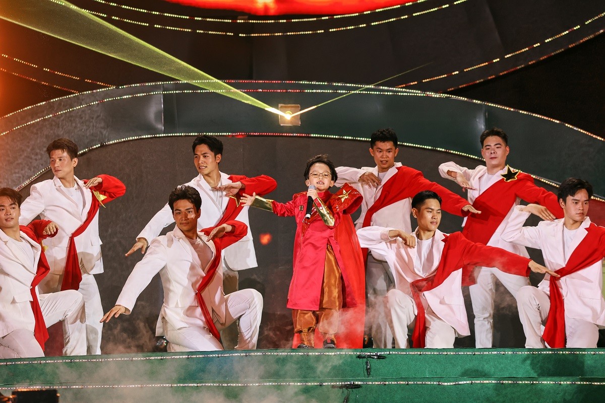 ban-giao-huong-ho-tren-nui-tra-trong-may-dai-tiec-nghe-thuat-mo-man-mua-du-lich-thai-nguyen-2026-dulichgiaitri-11-1778900006.jpg