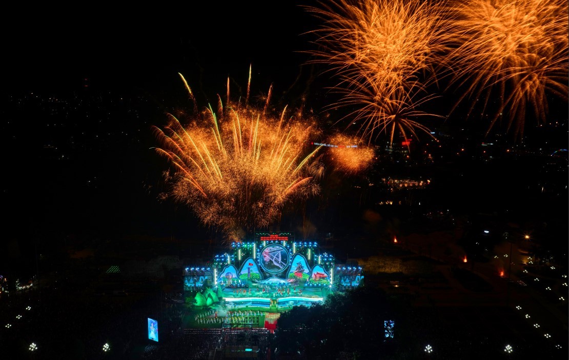 ban-giao-huong-ho-tren-nui-tra-trong-may-dai-tiec-nghe-thuat-mo-man-mua-du-lich-thai-nguyen-2026-dulichgiaitri-2-1778900157.jpg