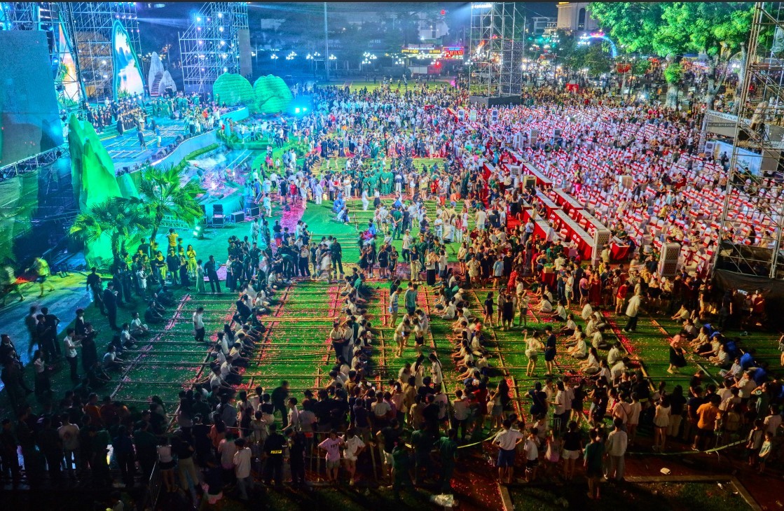 ban-giao-huong-ho-tren-nui-tra-trong-may-dai-tiec-nghe-thuat-mo-man-mua-du-lich-thai-nguyen-2026-dulichgiaitri-22-1778900253.jpg