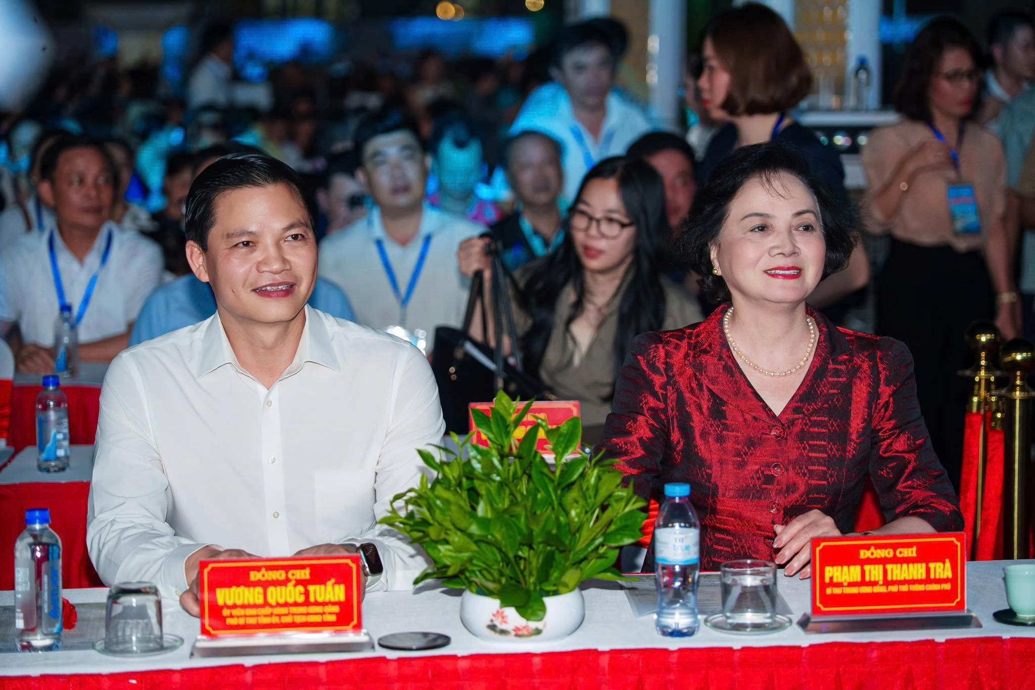 ban-giao-huong-ho-tren-nui-tra-trong-may-dai-tiec-nghe-thuat-mo-man-mua-du-lich-thai-nguyen-2026-dulichgiaitri-5-1778899579.jpg
