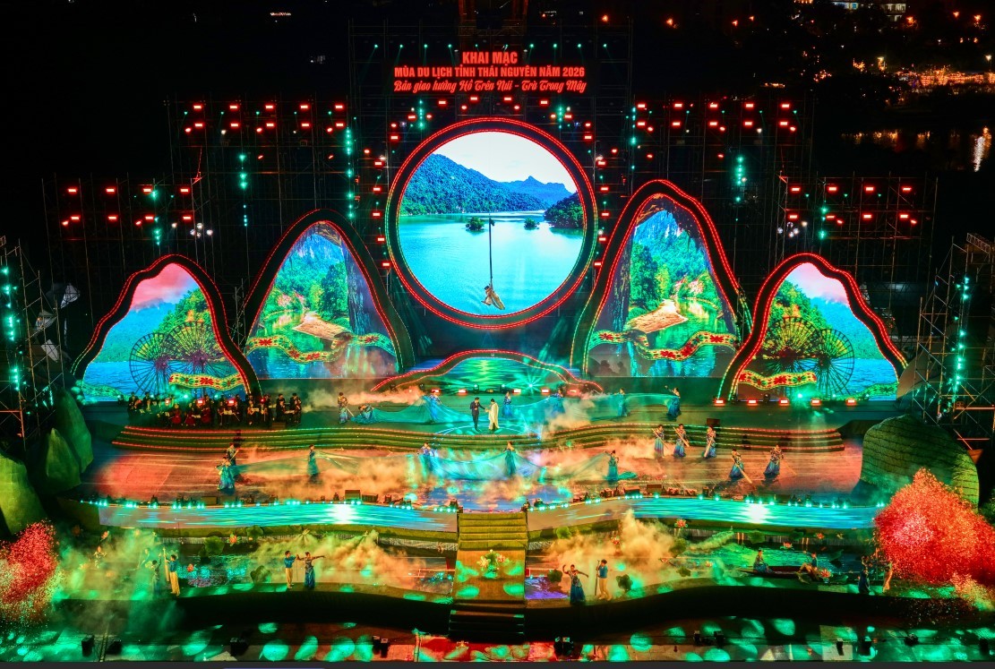 ban-giao-huong-ho-tren-nui-tra-trong-may-dai-tiec-nghe-thuat-mo-man-mua-du-lich-thai-nguyen-2026-dulichgiaitri-6-1778899713.jpg
