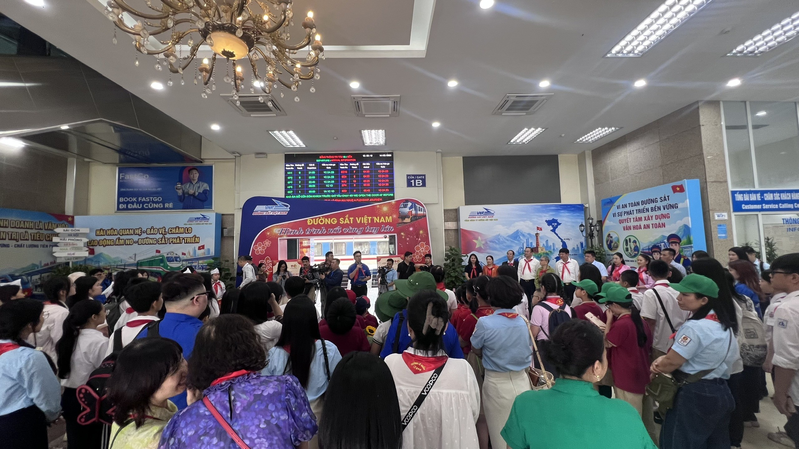 chuyen-tau-di-san-hanh-trinh-85-nam-tre-ben-mang-vuon-dua-lich-su-doi-tntp-ho-chi-minh-den-gan-hon-voi-the-he-tre-dulichgiaitri-73-1778915933.jpg