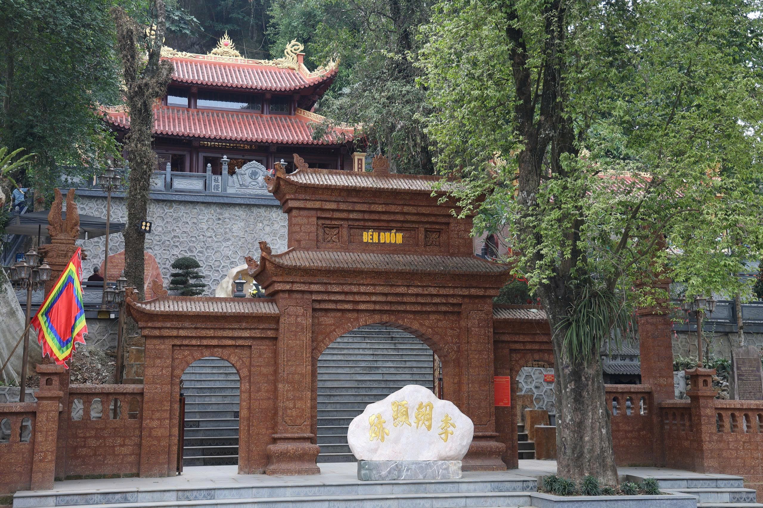 tro-lai-den-duom-cham-vao-mien-linh-thieng-duoi-chan-nui-dulichgiaitri-1-1780563329.jpg