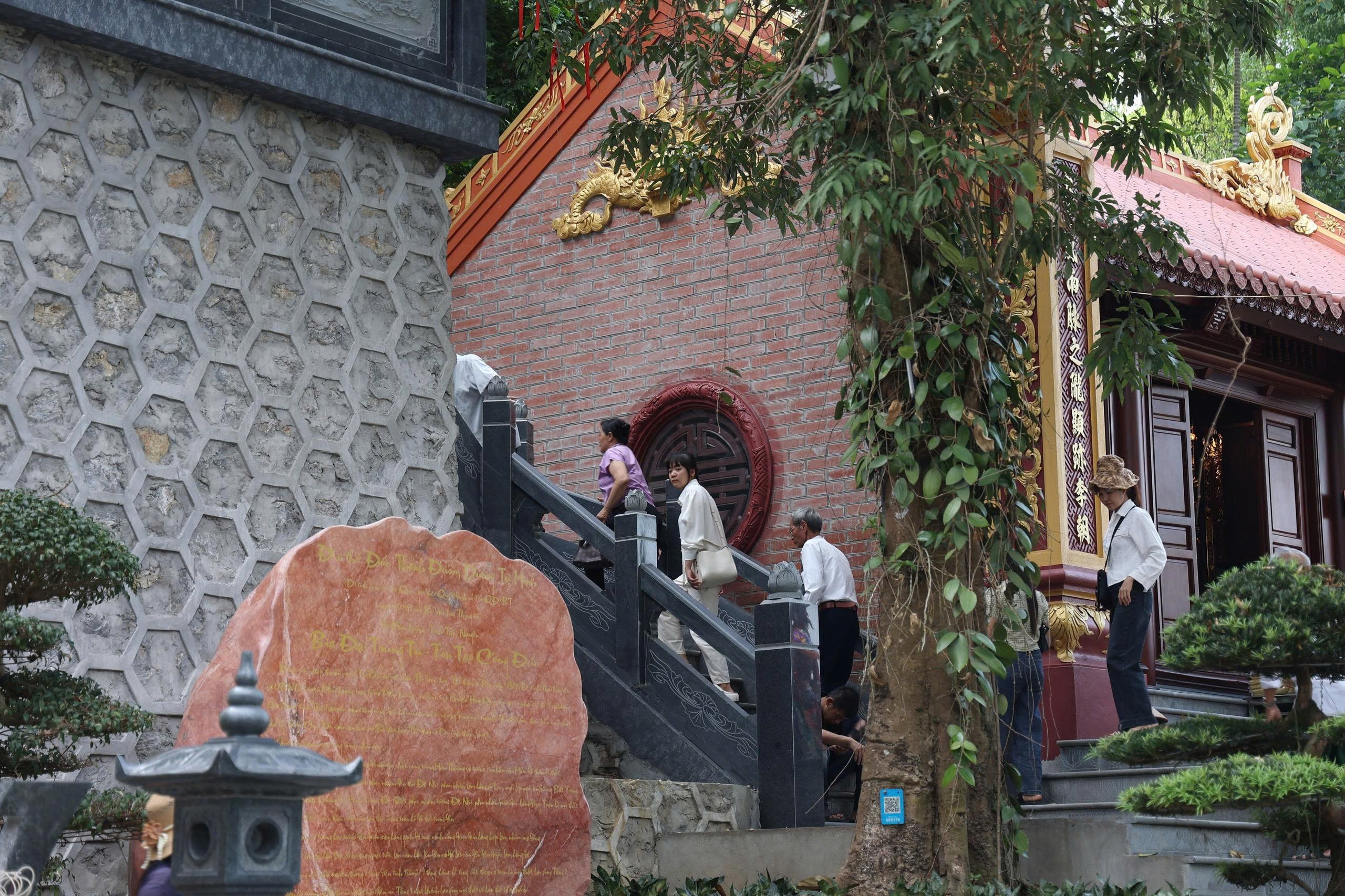 tro-lai-den-duom-cham-vao-mien-linh-thieng-duoi-chan-nui-dulichgiaitri-8-1780563329.jpg