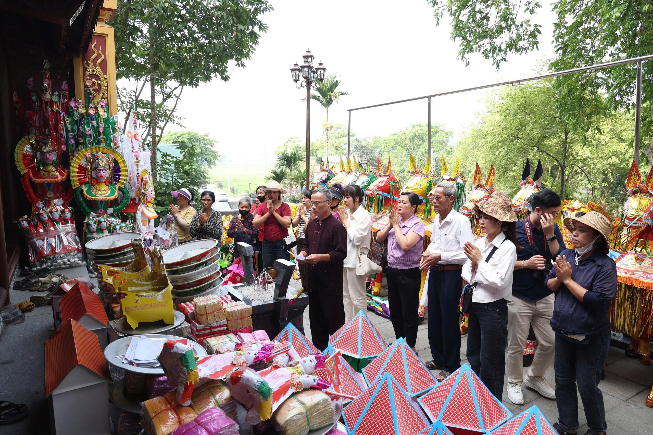 tro-lai-den-duom-cham-vao-mien-linh-thieng-duoi-chan-nui-dulichgiaitri-9-1780563329.jpg
