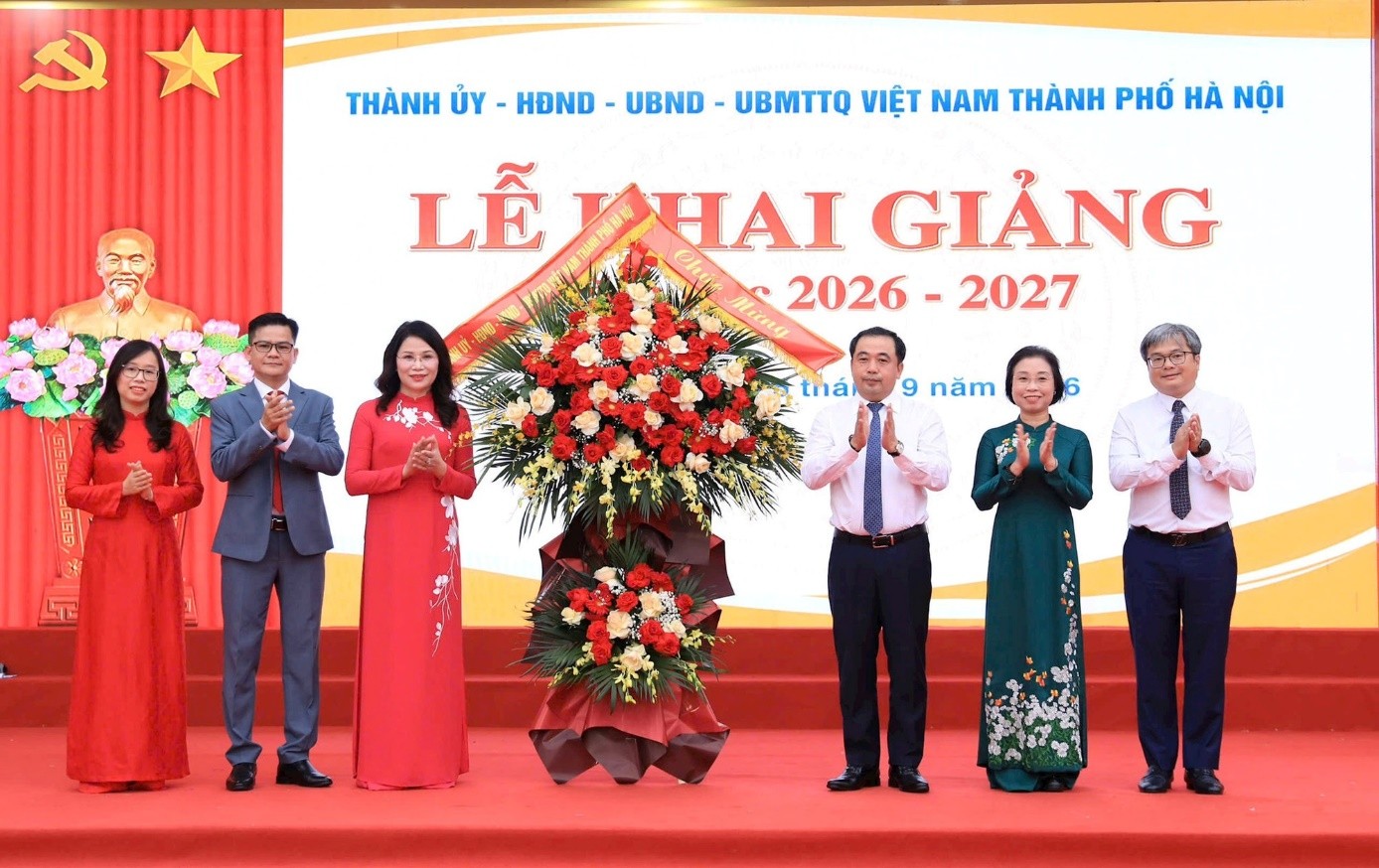 bi-thu-thanh-uy-ha-noi-du-le-khai-giang-tai-truong-thcs-tran-duy-hung-dulichgiaitrivn-1788669730.jpg