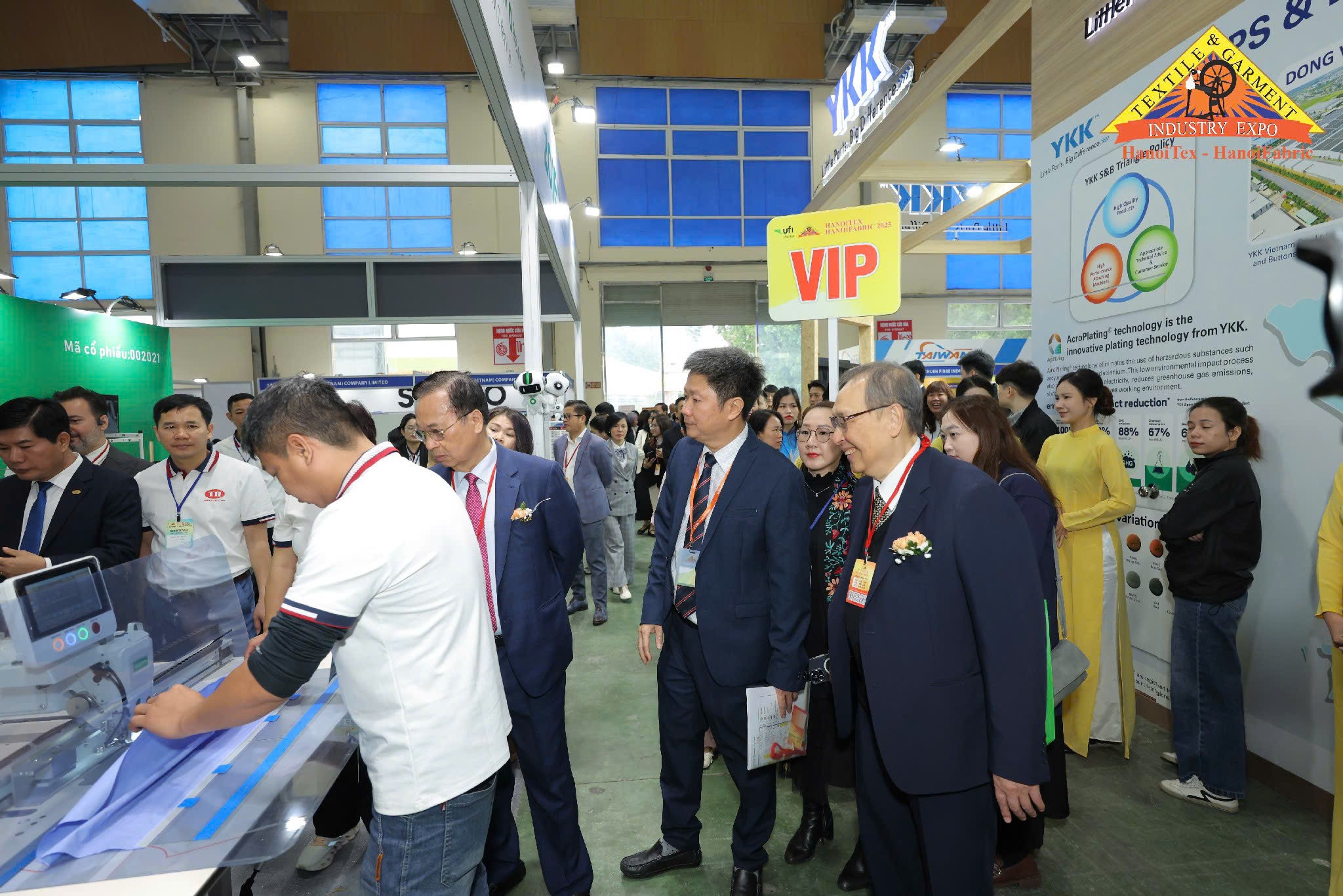 tham-quan-hanoitex-hanoifabric-2026-co-gi-dang-chu-y-dulichgiaitri-2-1792261932.jpg