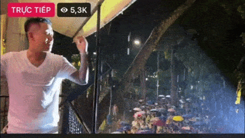 "Tuấn Hưng hát ở ban công nhà riêng, hàng nghìn khán giả "đội mưa" xem"