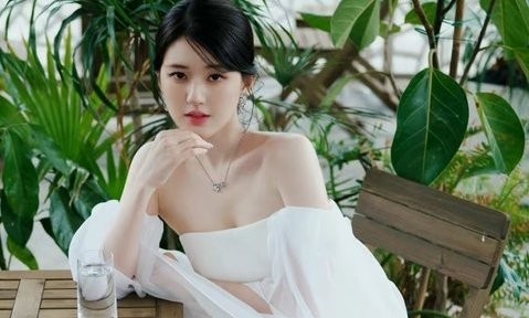 "Triệu Lộ Tư" gây tranh cãi khi để trợ lý thay tất hộ ở chốn đông người