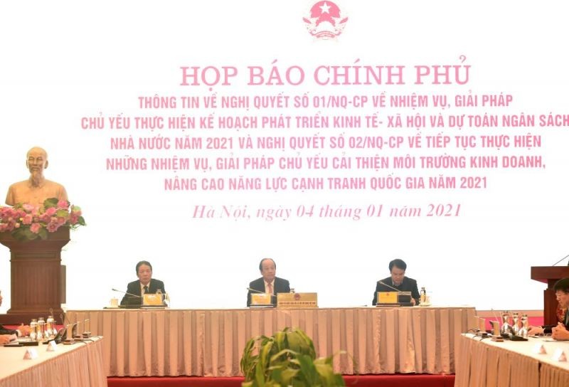 Quang cảnh buổi họp báo Chính phủ sáng 4/1.