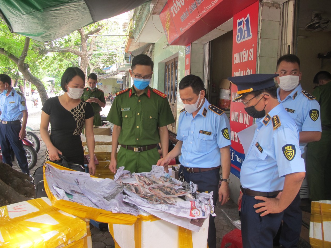 Gần 500kg thực phẩm không rõ nguồn gốc được bán trong ‘Cửa hàng thực phẩm tươi sống’-dulichgiaitri.vn Gần 500kg thực phẩm không rõ nguồn gốc được bán trong ‘Cửa hàng thực phẩm tươi sống’-dulichgiaitri.vn