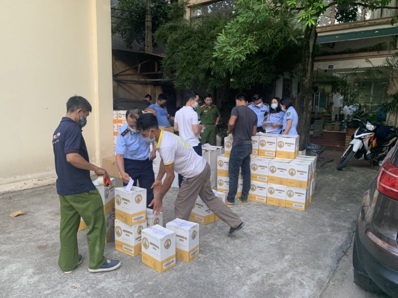 Hà Nội: Tạm giữ hơn 900 chai rượu nghi nhập lậu-dulichgiaitri.vn