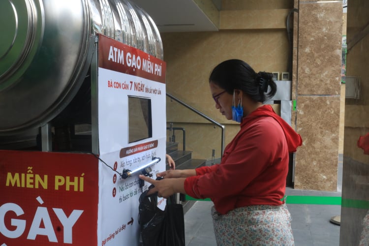 Những “cây ATM” đặc biệt trong tâm dịch TPHCM-dulichgiaitri.vn