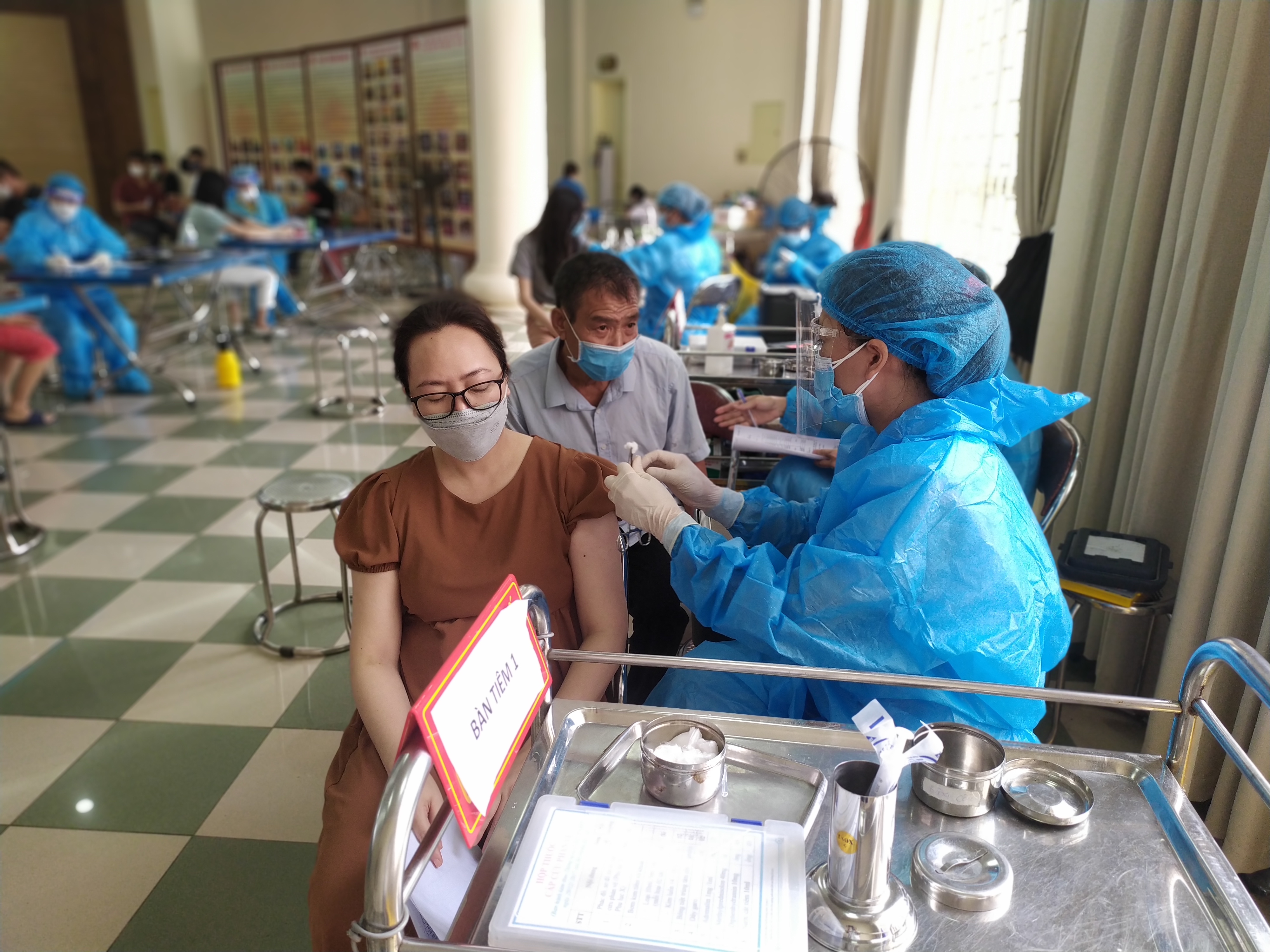 ‘Thắp đèn’ xét nghiệm diện rộng và tiêm vắc xin-dulichgiaitri.vn