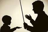 Người lớn rời đi, trẻ con ở lại