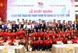 Tuyển thủ Lê Thanh Thúy và Đinh Quang Kiệt cầm cờ Đoàn Thể thao Việt Nam tại ASIAD 20