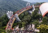 Du khách đến Bà Nà thích thú với bánh Eric Kayser lấy cảm hứng từ cờ đỏ sao vàng