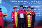 AHLĐ Nguyễn Quang Mâu đón nhận danh hiệu Tiến sĩ danh dự của Viện Đại học Kỷ lục Thế giới