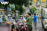 Nhiều chốt kiểm soát ở Hà Nội ùn ứ sau khi có quy định mới về giấy đi đường