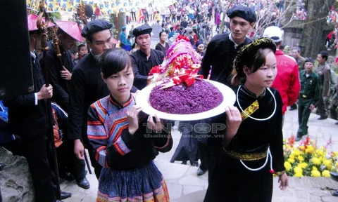 Xuân về trẩy hội đền Đuổm