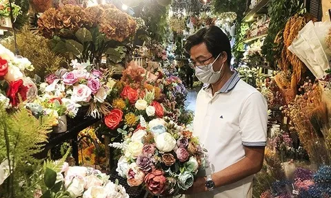 Thị trường quà tặng 8/3: Hoa in chữ độc lạ hút khách