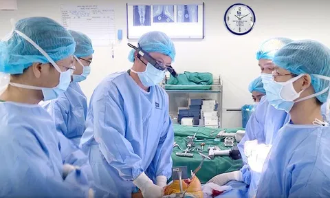 Lần đầu tiên đưa công nghệ thực tế ảo vào thay khớp nhân tạo tại Việt Nam